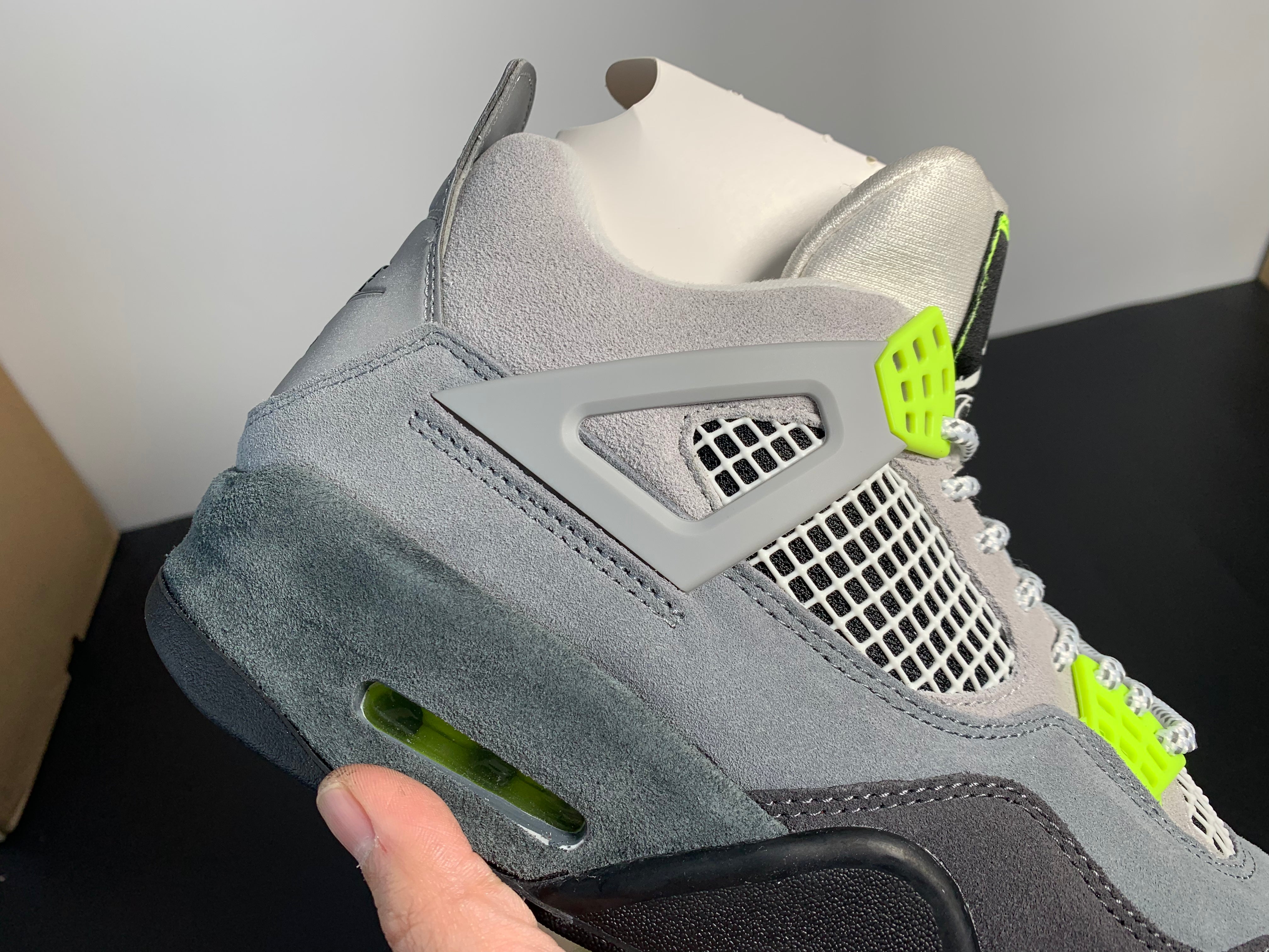 Jordan 4 SE "Neon"