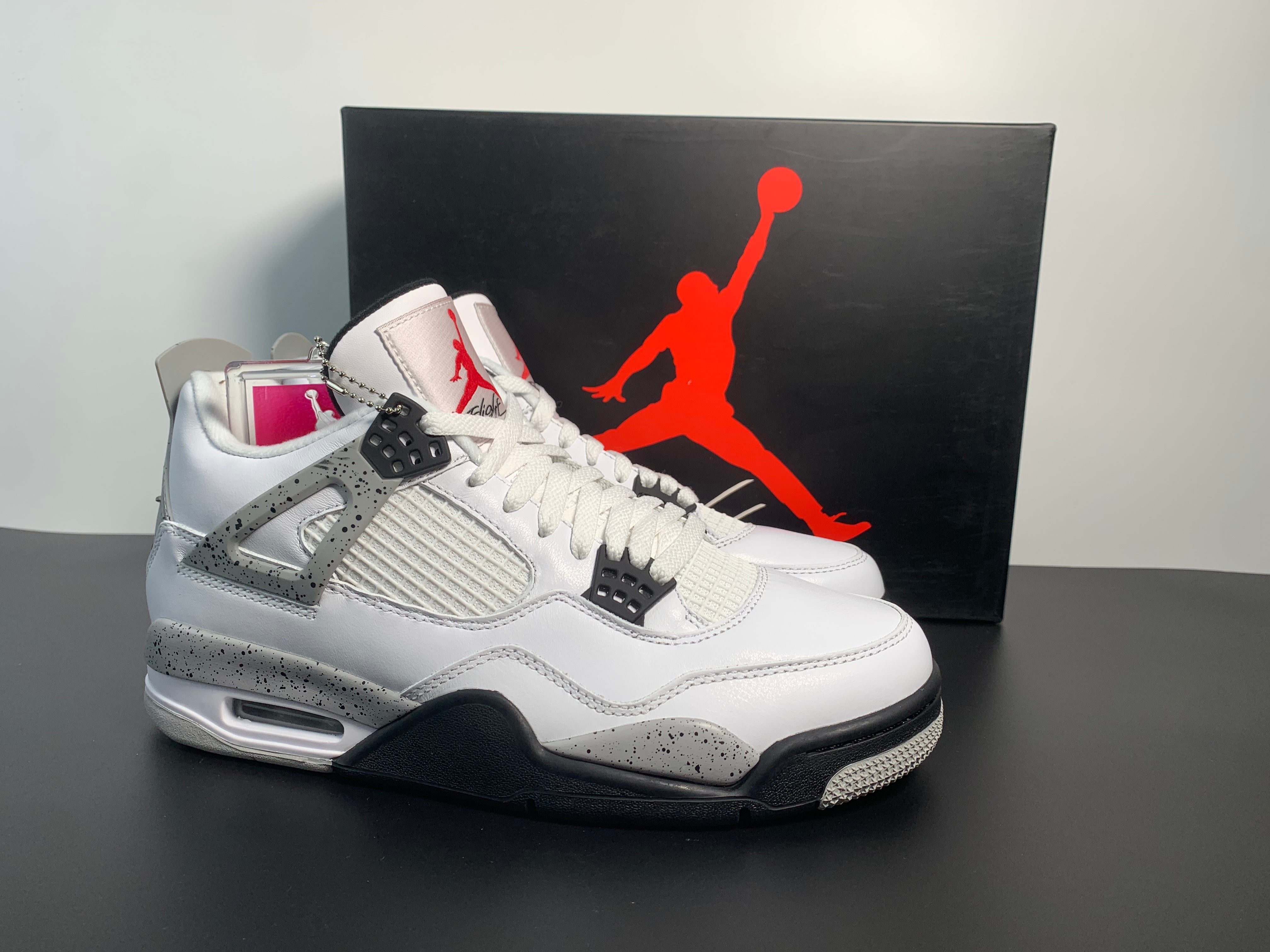 Jordan 4 WHITE CEMENT